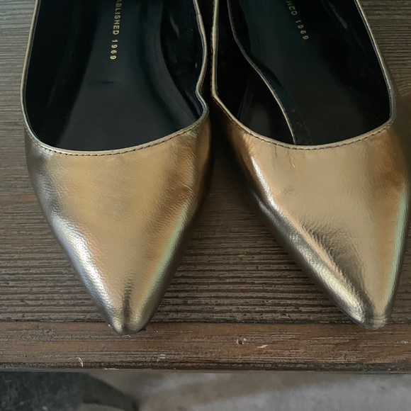 Gold flats - Picture 1 of 4
